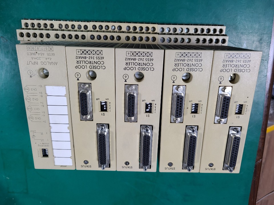 PLC SIEMENS CLOSED LOOP CONTROLLER 6ES5 262 8MA12 (중고)