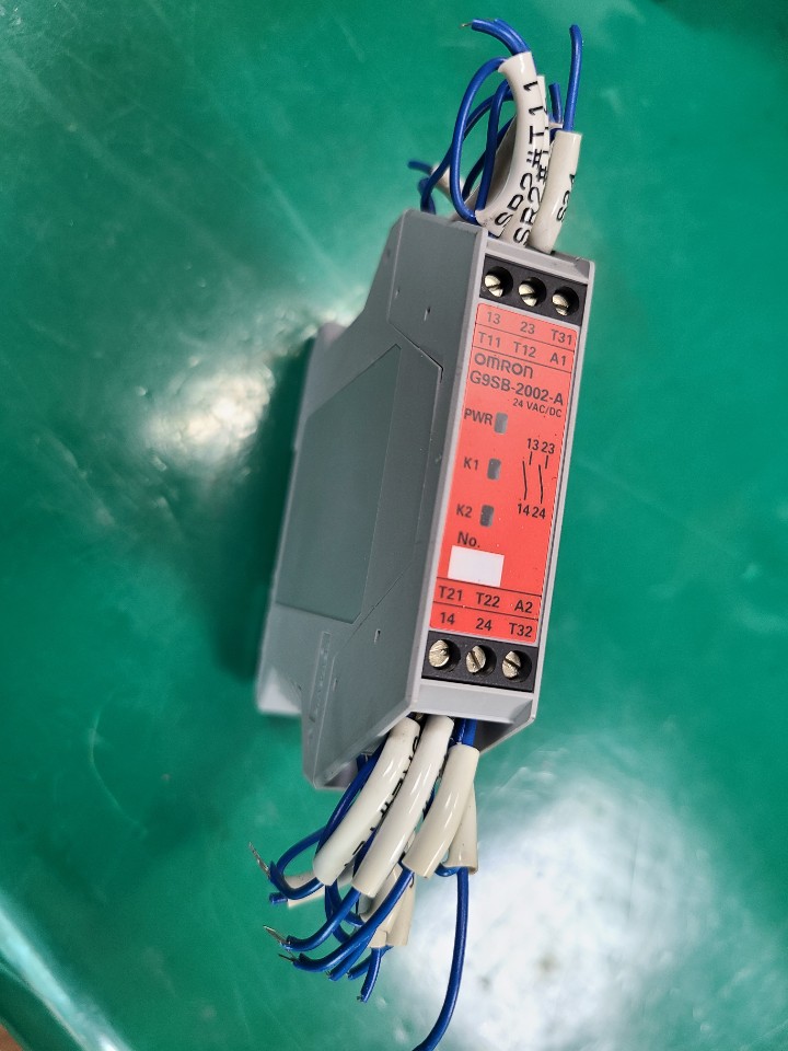 OMRON SEFETY RELAY UNIT G9SB-2002-A (중고) 옴론 안전 릴레이 유닛