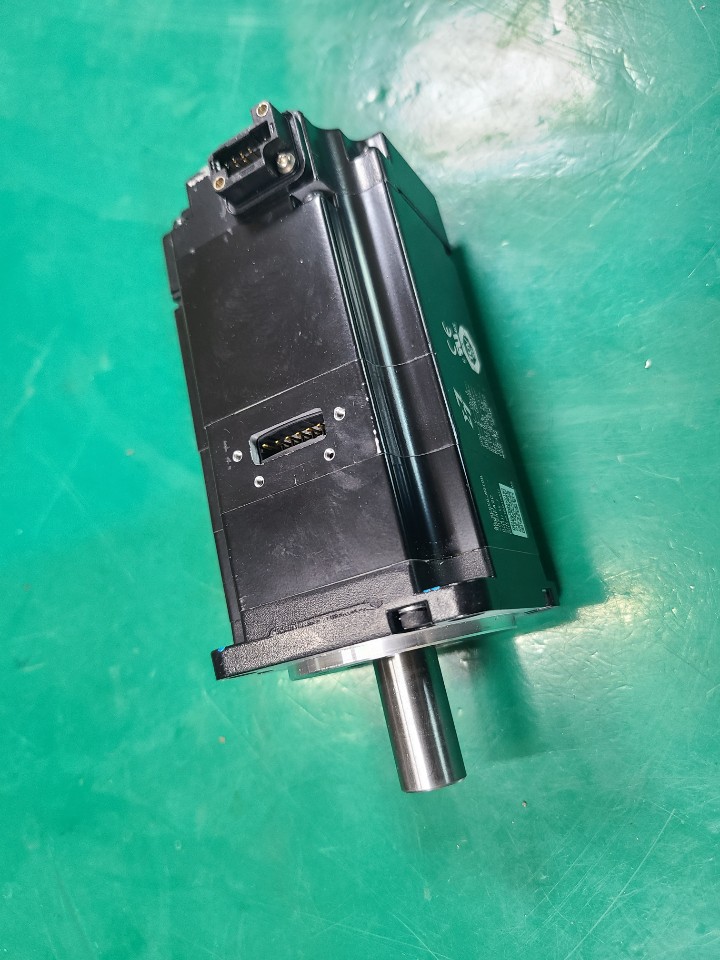 YASKAWA SERVO MOTOR SGM7J-02AFA2C (중고) 야스까와 서보모타