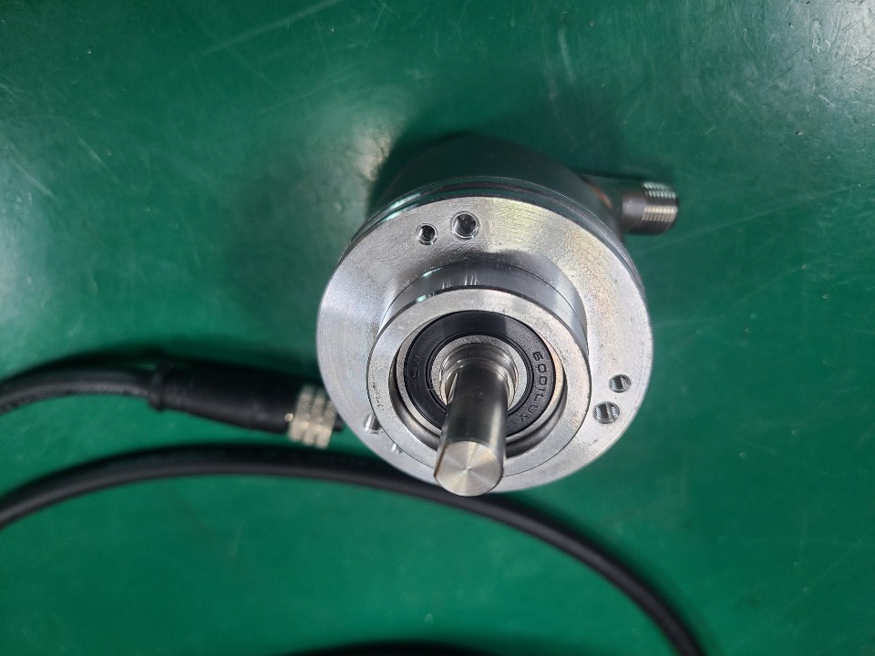 IFM INCREMENTAL ENCODER PERFORMANCE LINE RVP510 (중고) 중공축 및 디스플레이를 보유한 인크리멘탈 엔코더