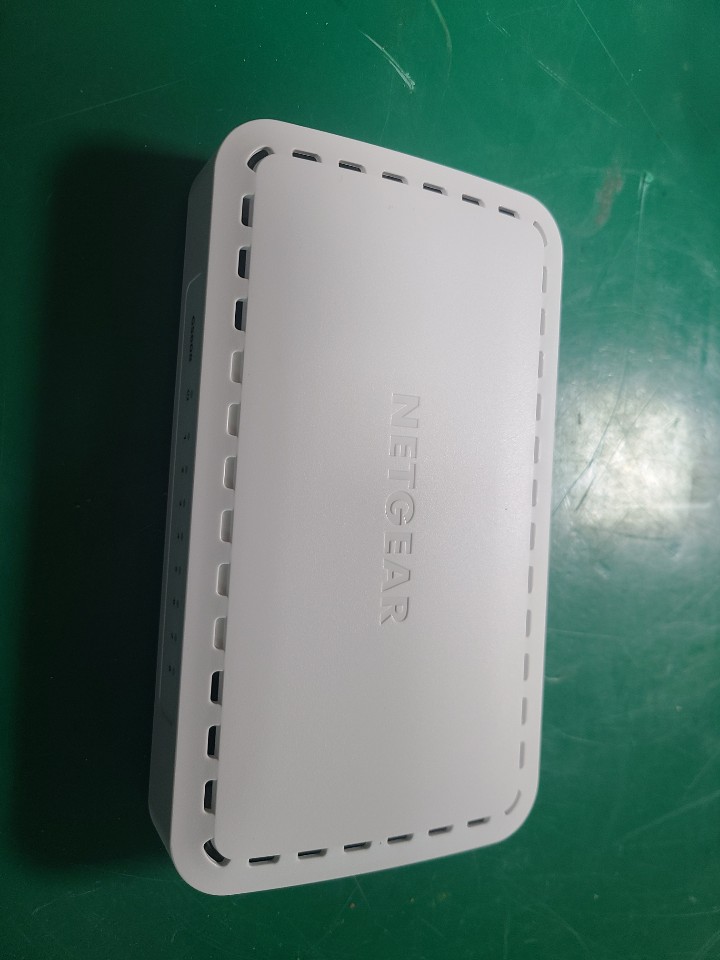 (미사용품)NETGEAR 8-PORT GIGABIT ETHERNET SWITCH GS608v4 넷기어 8포트 기가바이트 이더넷 스위치