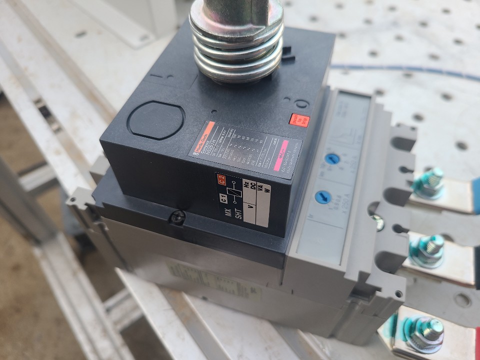 SCHNEIDER LISTED MAN MOTOR CTRL NS100-160-250N/H/NA 9중고)
