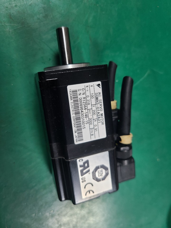 YASKAWA SERVO MOTOR SGMAS-01A2A21 (중고) 야스까와 서보모타