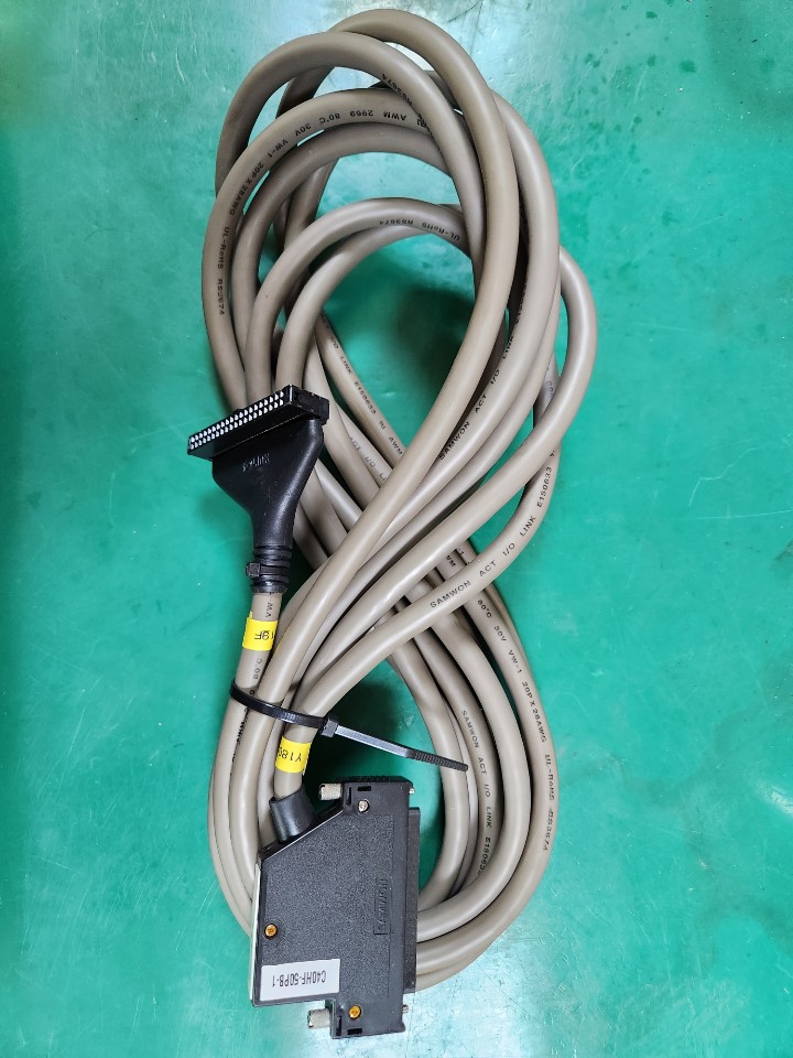 PLC I/O CABLE C40HF-50PB-1 (중고)