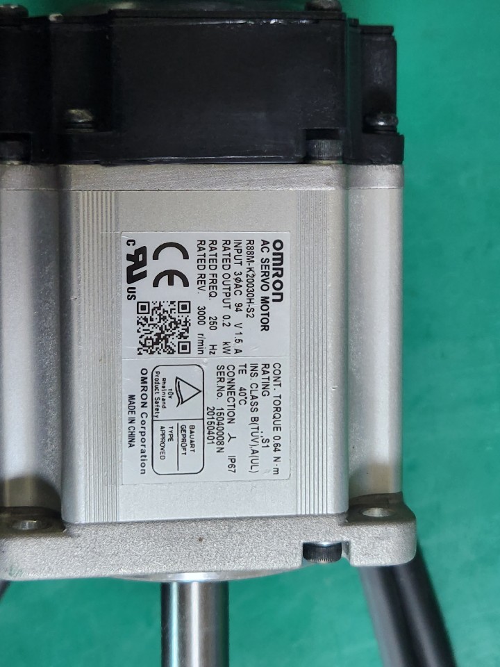 OMRON SERVO MOTOR R88M-K20030H-S2 (중고) 옴론 서보모타