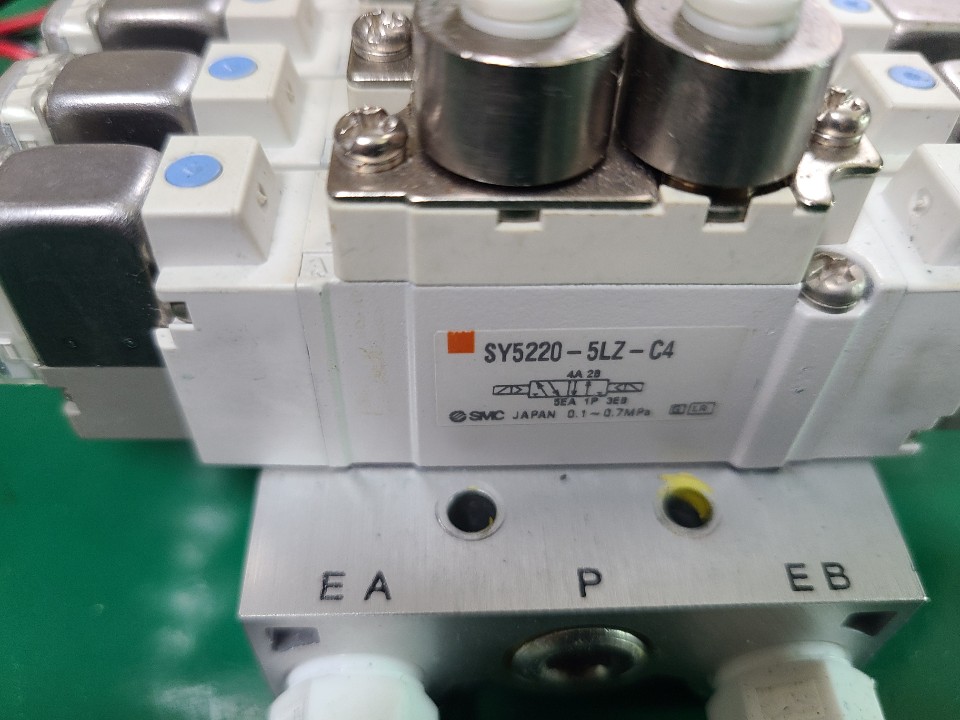 SMC SOLENOIDE VALVE SY5220-5LZ-C4+SY5120-5LZ-C4 (중고) 솔레노이드 밸브