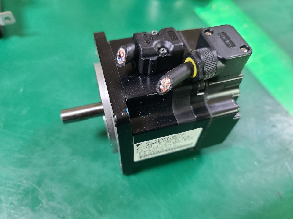 YASKAWA SERVO MOTOR SGMPS-01ACA41 (중고) 야스까와 서보모타