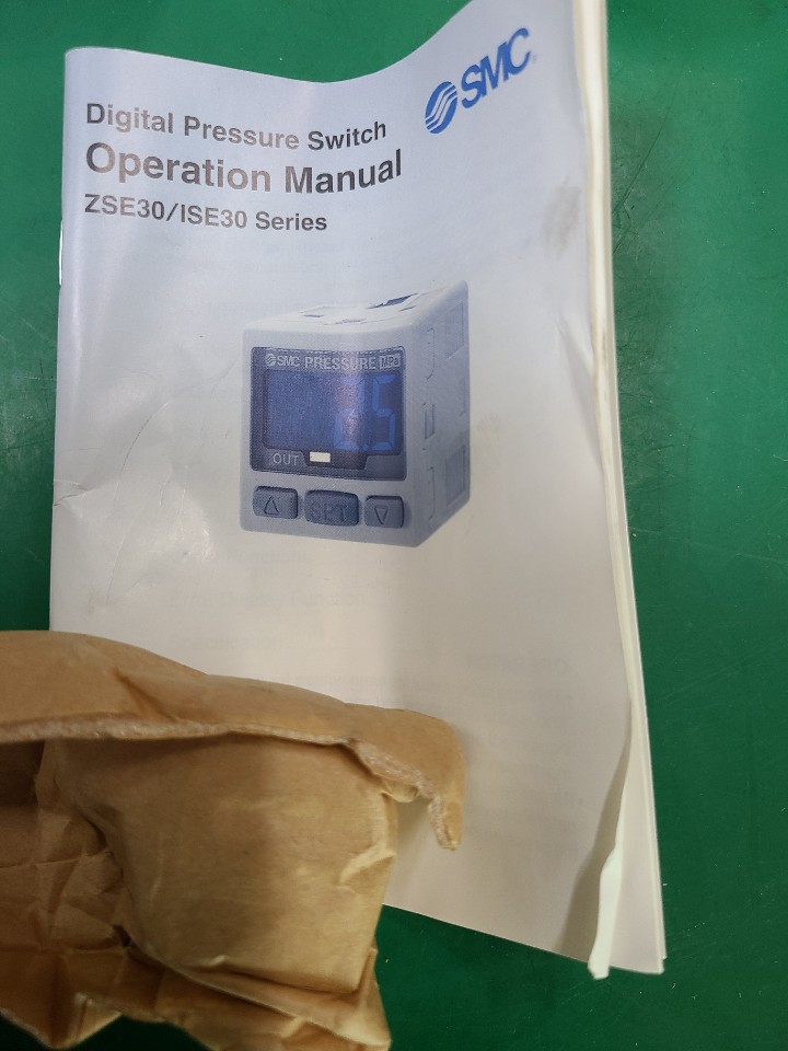 (A급-미사용품) DIGITAL PRESSURE SWITCH ZSE30-01-28-L 디지탈 압력 게이지