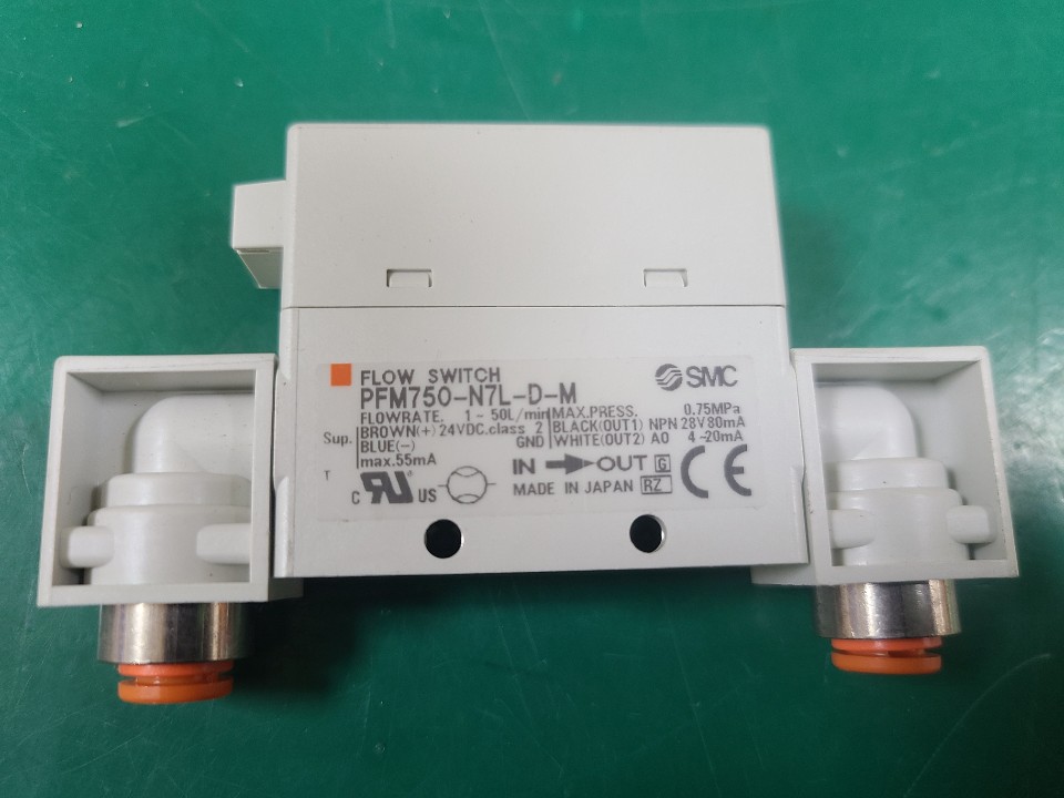 (미사용품) SMC FLOW SWITCH PFM750-N7L-D-M  2색 표시식 디지털 플로 스위치 표시 일체형