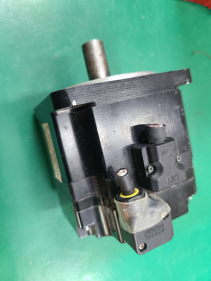 YASKAWA SERVO MOTOR SGMPS-04ACA21 야스카와 서보 모터 (중고)