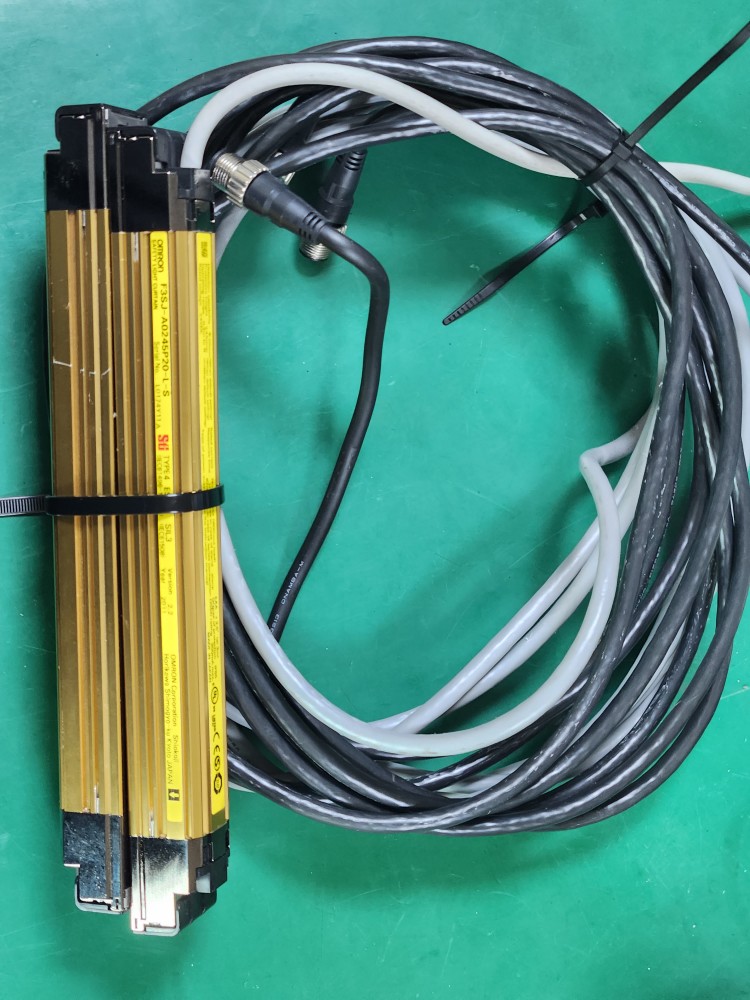 OMRON LIGHT CURTAIN SENSOR F3SJ-A0245P20-L-S & --D-S (VER. 2.2) 오므론 라이트 커튼 센서 세트 (중고)