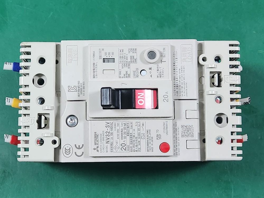 MITSUBISHI EARTH-LEAKAGE CIRCUIT BREAKER NV32-SV (20A) 미쓰비시 회로 차단기(중고)