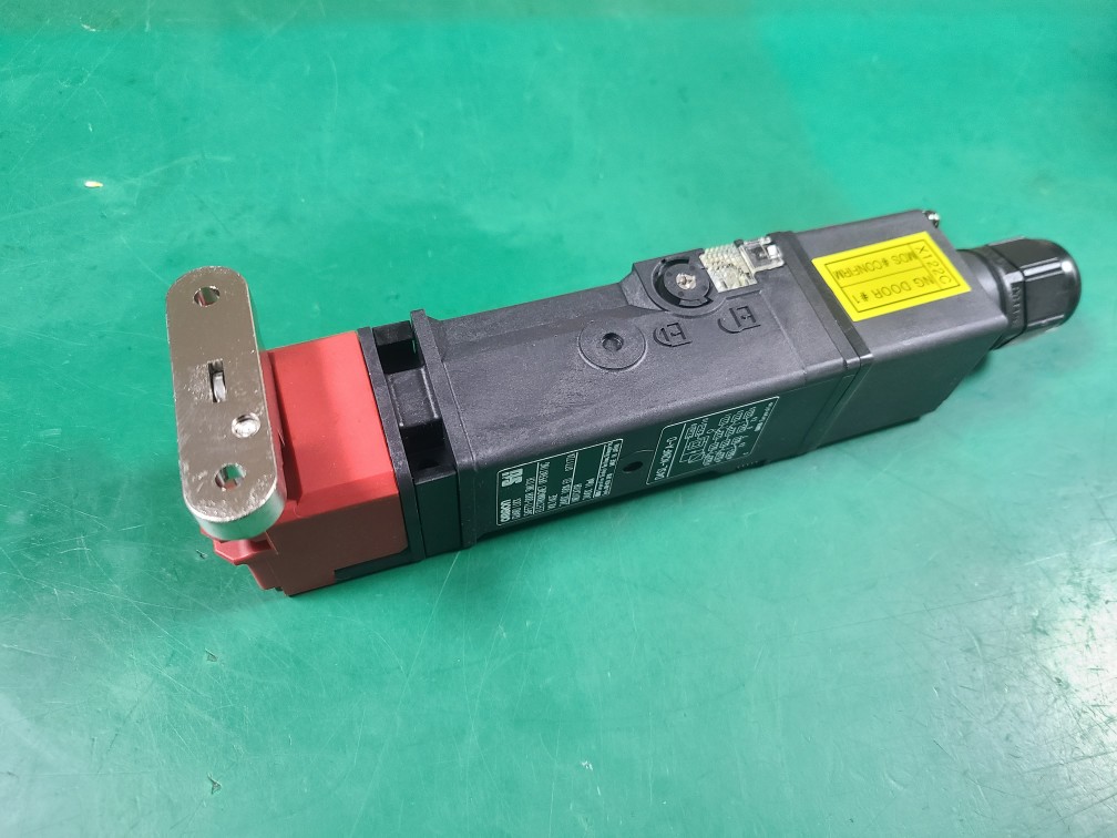 OMRON SAFETY-DOOR SWITCH D4SL-N2NFA-D (중고) 오므론 안전도어 스위치