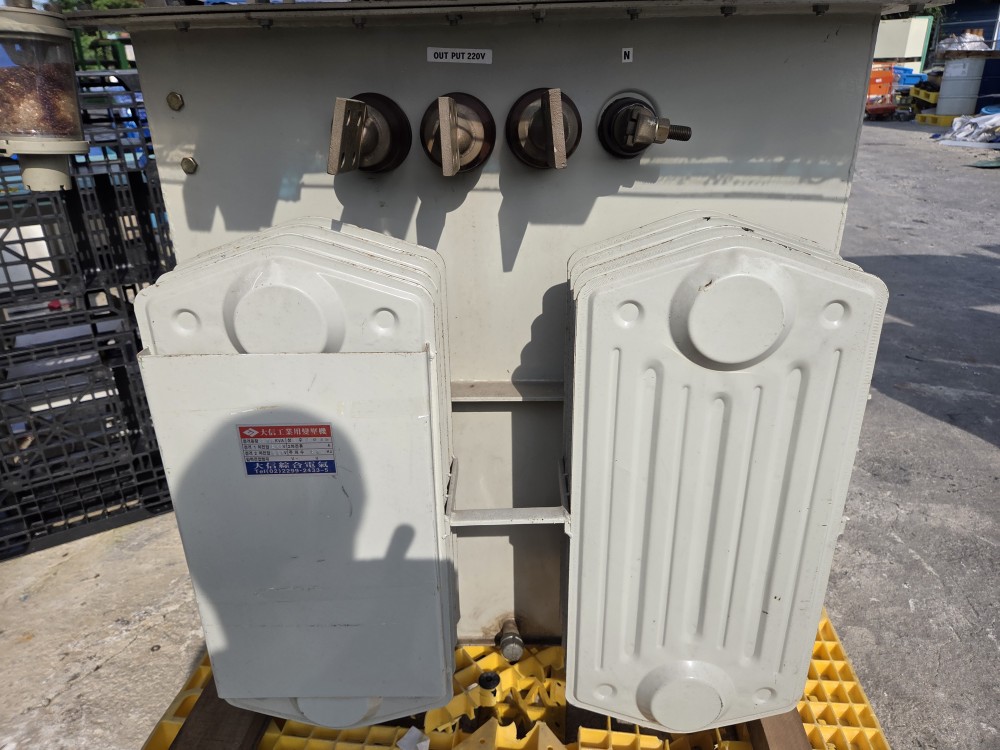 대신공업 유입식 전압조정기 3상 800KVA (중고)