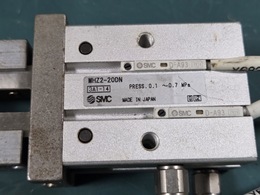 SMC CHUCK CYLINDER MHZ2-20DN (중고) 핑거 실린더