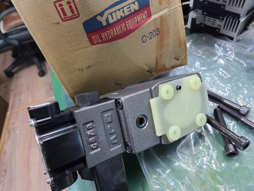 (A급-미사용품) YUKEN SOLENOID VALVE BSG-03-2B3B-A220-46