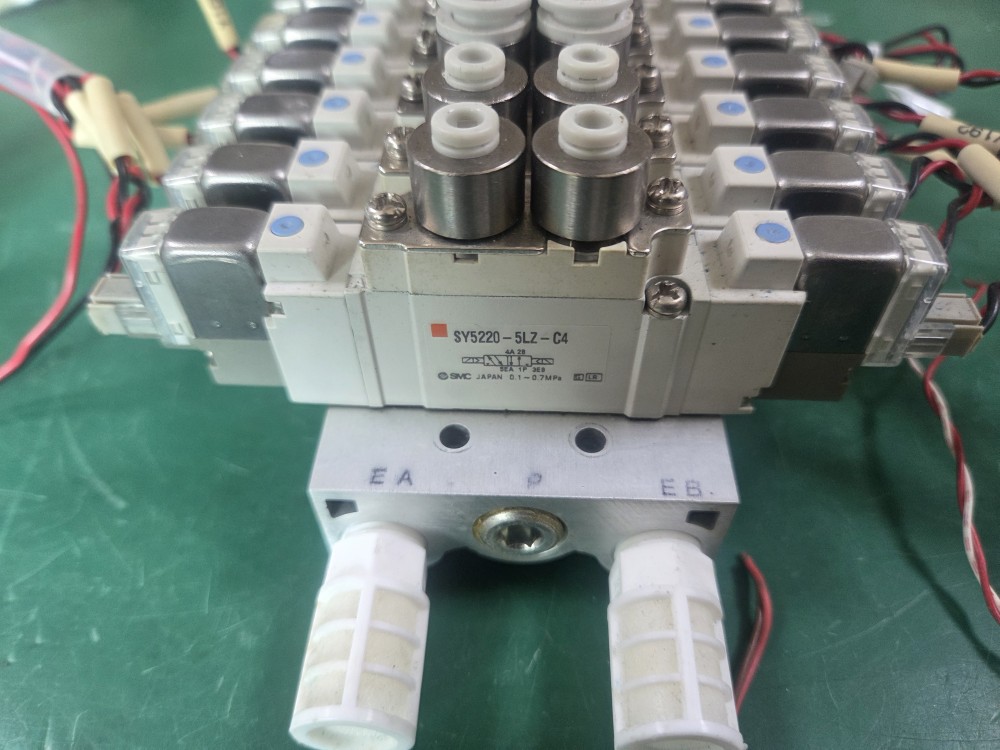 SMC SOLENOID VALVE SY5220-5LZ-C4(2EA)+C8(5EA) (중고) 솔레노이드 밸브